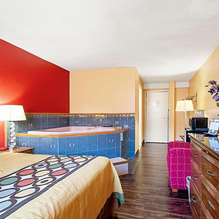 Econo Lodge Utica Exteriér fotografie