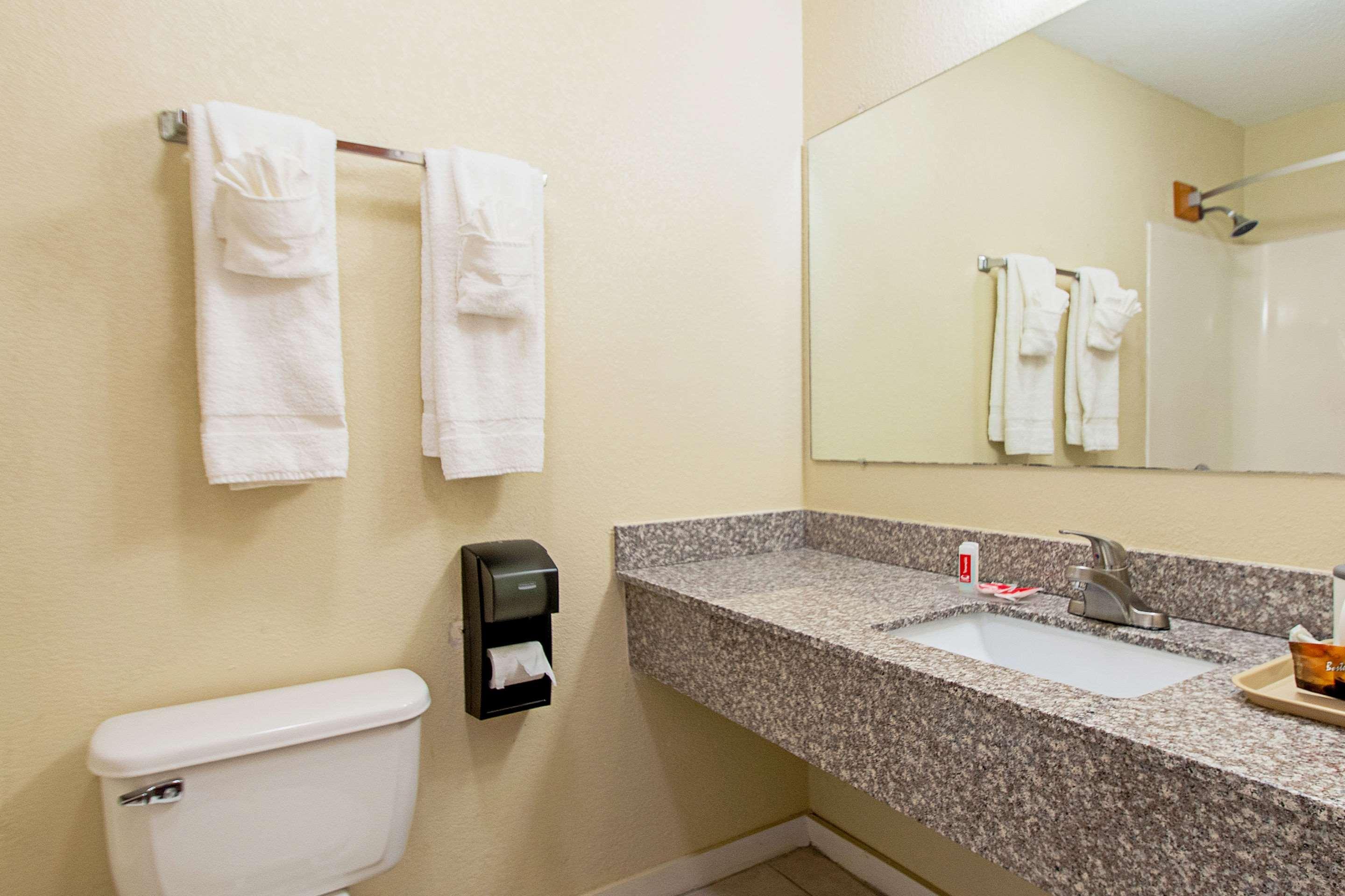 Econo Lodge Utica Exteriér fotografie