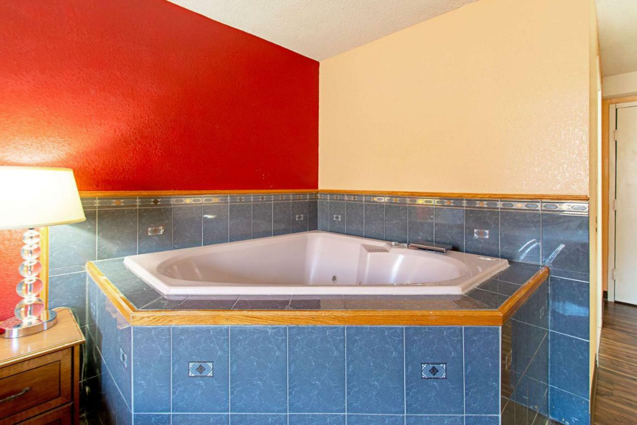 Econo Lodge Utica Exteriér fotografie